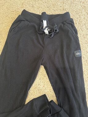 ALO Yoga women’s Black Ribbed Joggers